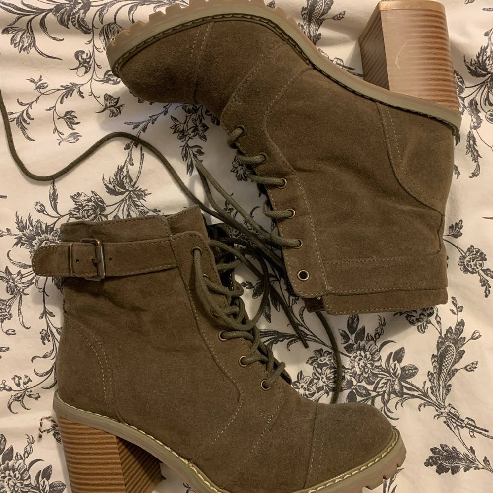 Cute army green Carryn style Shoedazzle booties!
